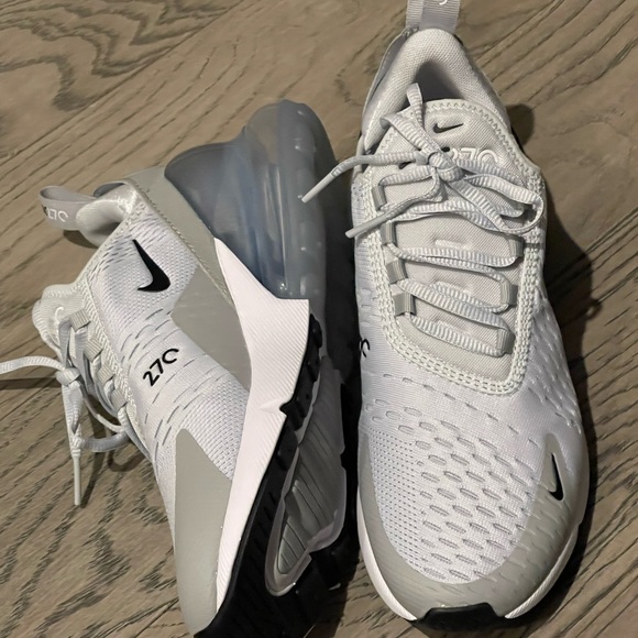 Nike Air Max 270, Size 8, Women - Picture 2 of 3